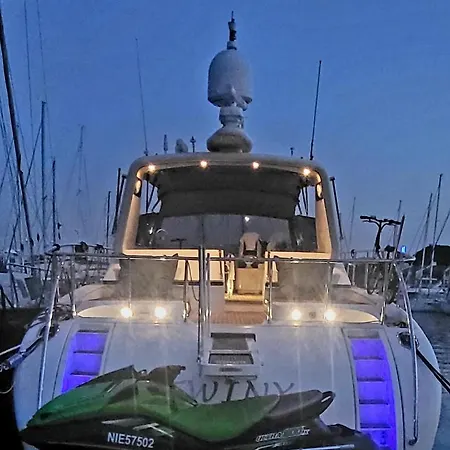 Hebergement Yacht 보트호텔 코골렝